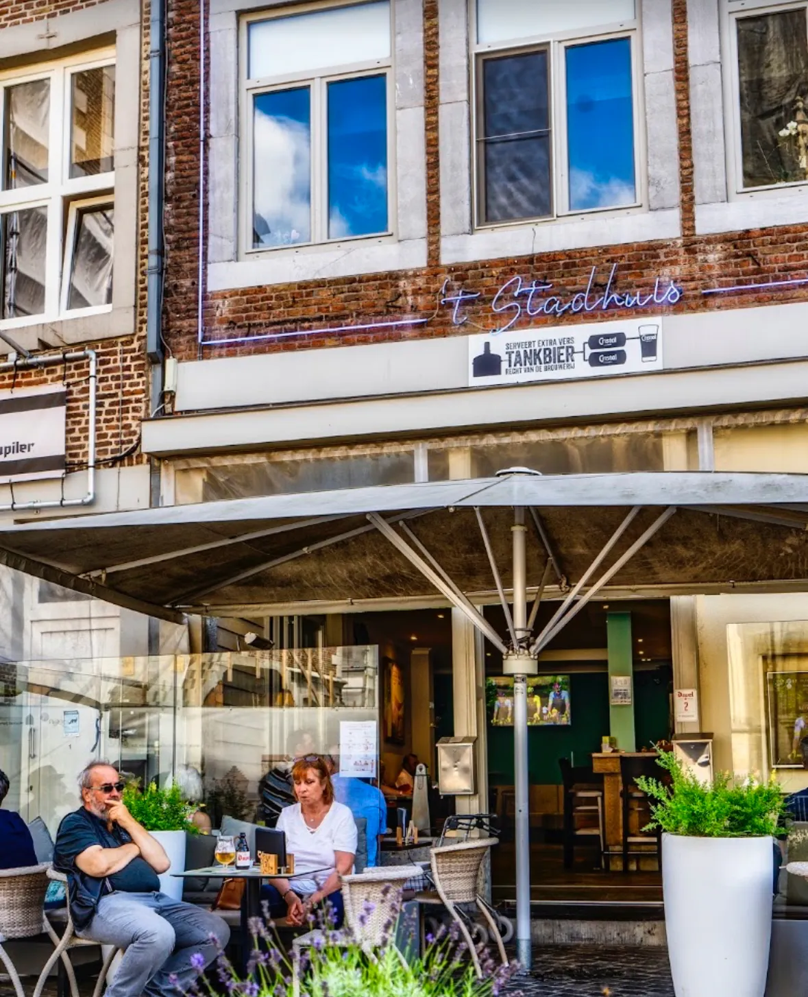 Het terras van Café ’t Stadhuis aan het Stadhuisplein in Tongeren